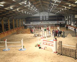 Blick in die Neu Benthener Reithalle mit dem Derbykurs. Foto: Wego
