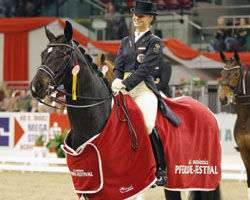 Victoria Max-Theurer gewann mit Della Cavalleria OLD die erste schwere Dressurprüfung des internationalen Hallen-Reitturniers in Bremen. Foto: Lafrentz