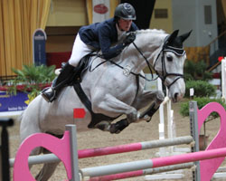 Mit der Schimmelstute Felicia gewann der 21-jährige Philipp Makowei am Wochenende zwei M-Springen in Klein-Partwitz (Sachsen). Foto: Jutta Wego