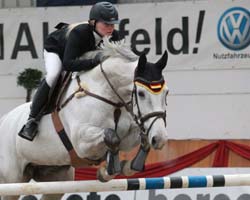 Zu den Neu Benthener Siegerinnen gehörte auch Juliane Weihs (Grevesmühlen) mit Atlantis Z. Foto: Jutta Wego