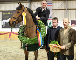 Sponsor Christian Heck und Turnierleiter Heiko Schmidt gratulieren dem Derbysieger Frank Müller. Foto: Jutta Wego