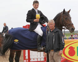 Sven Henning, Initiator der Serie, gratuliert Lars Köhler zum Sieg. Foto: Wego