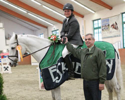 Titelverteidigerin im Großen Preis ist Anna Jürgens aus Polzow, die von Turnierleiter Rolf Günther zum Sieg im Großen Preis gratuliert wird. Foto: Wego
