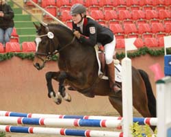 Mit Stilnote 8,4 legte Franziska Lass auf Vivus vM den Grundstein für ihren Meistertitel bei den Ponyreitern. Foto: Wego