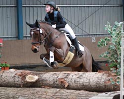 Lena Rieckhof mit Celine - Landesmeisterin der Ponyreiter. Foto: Wego