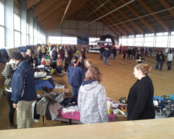 Auf dem Osterbasar in der Reithalle war Shopping angesagt. Foto: Zahn