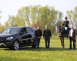 Max Hilmar Borchert gewann das S-Zeitspringen und wird von Vertretern des Mercedes Autohauses B. Becker und von Mitorganisator Ingo Schröder gratuliert. Foto: Wego