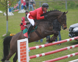 Der 46-jährige Hauke Luther aus Altenhaben bei Altentreptow gewann überraschend den Großen Preis des Autohauses Boris Becker mit der erst siebenjährigen Stute Cosima. Foto: Jutta Wego