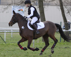 Die 14-jährige Flora Reemtsma wurde im Preis der Besten Ponyvielseitigkeitsreiter in Marbach Driite auf Pamira LK. Foto: Wego