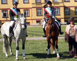 Mit dem Kreismeistertitel des neuen Landkreises Rostock zeichnete Reiterbundvorsitzende Bianca Sass Janett Kalis (Zehlendorf) und Hannah Burchard (Güstrow) aus.