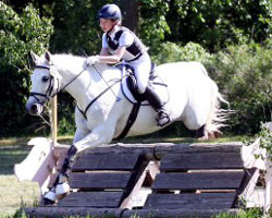 Die 12-jährige Lotta Schröder wiederholte ihren Erfolg aus dem letzten Jahr und wurde zumzweiten Mal Landesmeisterin der Ponyreiter mit Candy for fun.