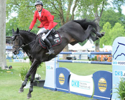 Der Baden-Württemberger Hans-Dieter Dreher gewann mit Embassy II die Qualifikation zur DKB-Riders- Tour in Wiesbaden. Foto: Frieler