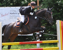 Franziska Kriesel aus Polzow gewann ein Stilspringen in Rothenburg auf Maddy. Foto: Wego
