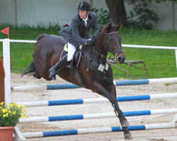Gleich dreimal siegte Dirk Zorn aus Zapkendorf in den A-Springen von Teschow - zweimal mit Windcenta. Foto: Wego