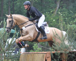 Der Ungar Csaba Sarközi, der in Luhmühlen reitet, gewaan in Valluhn auf Hokuspokus eine Abteilung des Stilgeländeritts Klasse A. Foto: Wego