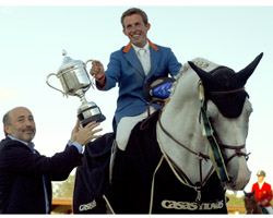 Gerco Schröder (Niederlande) sicherte sich beim Internationalen Springturnier (CSI*****) im französischen Cannes die fünfte Etappe der Global Champions Tour und freute sich über einen Scheck von 94.050 Euro.