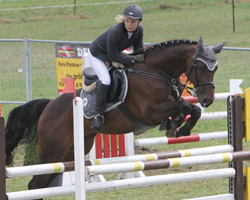 Die 22-jährige Anne Neumann aus Dersekow gewann im holsteinischen Güldenstein mit Commissario ein L-Springen. Foto: Wego