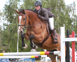 Steffi Rauschenberg trug sich auch in den Springpferdeprüfungen als Siegerin ein und siegte in Klasse A mit Cordula R. Foto: Wego