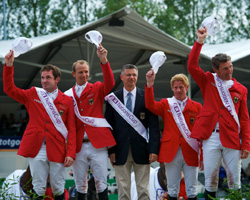 Das deutsche Team gewann in der Besetzung (v.l.) Philipp Weishaupt, Marco Kutscher, Marcus Ehning und Ludger Beerbaum unter Leitung von Otto Becker (Mitte) den Nationenpreis von Rotterdam. Foto: FEI