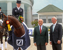 Helen Langehanenberg gewann mit Damon Hill den Deutsche Bank Preis von Aachen - Es gratulieren Dr. Tessen von Heydebreck, Vorsitzender des Vorstands der Deutsche Bank Stiftung, und ALRV-Präsident Carl Meulenbergh (rechts).