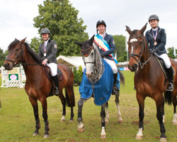 Medaillengewinner der Jungen Springreiter: v.l. Monique Schröder, Paul Wiktor, Janin Stechow. Foto: Wego