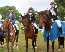 Medaillengewinner der Junioren Springreiter: v.l. Christin Wascher, Lara Bergmann, Justine Reemtsma. Foto: Wego