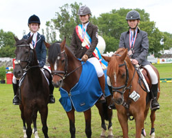 Medaillengewinner der Pony-Springreiter: v.l. Caecilia Reemtsma, Franziska Lass, Christin Wascher. Foto: Wego