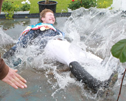 Das Bad im Wassergraben blieb Paul Wiktor angesichts seiner Erfolge nicht erspart. Foto: Wego