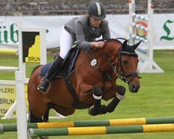 Stefanie Reckendorf gewann in Ludorf drei Prüfungen, darunter das Hauptspringen der Klasse M am Sonntag auf Little Rose. Foto: Wego