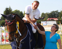 Sponsorin Jutta Wego von Horse Media gratuliert Thomas Kleis zu seinem Sieg in der Springpferde M auf Wanda. Foto: Wego