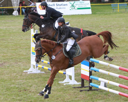 Es ging rasant zu im Zweikampfspringen -hier schaltet die spätere Siegerin auf dem Trakehner Hengst Dramatiker André Plath in der 1. Runde auf Concorde aus. Foto: Wego