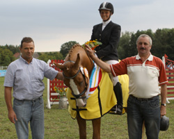 Zuchtverbandspräsident Dr. Manfred Köhler nahm die Ehrung der Pony-Landeschampion vor und gratuliert hier Züchter Siegfried Illner (Zingst) zum Sieg seines dreijährigen Hengstes Dastyn, den Jana Lubs vorstellt. Foto: Wego