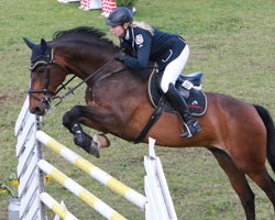 Glanzvolle Ritte mit einem 5. und 3. Platz in den S-Springen lieferte Janin Stechow mit Adycate, die in Kühlungsborn mit dem Reitsport begann. Foto: Wego
