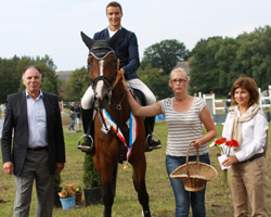 Vereinsvorsitzende Doris Pesch (l.) gratuliert Philipp Makowei zum Sieg im Großen Preis. Foto: Wego