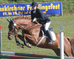 Sarah Ambrosi aus Wusterhusen gewann drei Springwettbewerbe, zwei mit Santafee. Foto: Wego