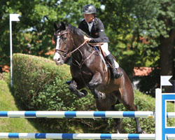 Der in Breitenburg trainierende Schwede Rolf Göran Bentsson - hier mit Quintero la Silla, hat den Großen Preis von Hamburg, die Qualifiakation der Global Champion Tour mit einer Siegprämie von 95.000 Euro gewonnen. Foto: Jutta Wego Der in Breitenburg trainierende Schwede Rolf Göran Bentsson - hier mit Quintero la Silla, hat den Großen Preis von Hamburg, die Qualifiakation der Global Champion Tour mit einer Siegprämie von 95.000 Euro gewonnen. Foto: Jutta Wego