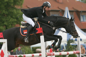 Alexander Bredlow gewann auf Living-Sky und Naund das letzte Springen des Jahres 2010 in Pasewalk. Foto: Wego