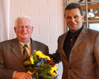 Jürgen Frahm erhielt die Goldene Ehrennadel der Verbandes derPferdezüchter MV aus der Hand des Präsidenten Dr. Manfred Köhler. Foto: Wego