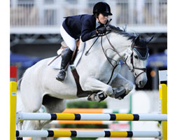 Alexandra Thornton aus den USA gewann mit der zwölf Jahre alten Schimmelstute Silvana das Eröffnungsspringen in Hamburg. Foto: Frieler Alexandra Thornton aus den USA gewann mit der zwölf Jahre alten Schimmelstute Silvana das Eröffnungsspringen in Hamburg. Foto: Frieler