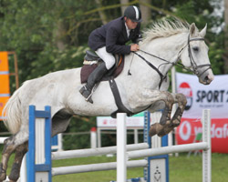 Uwe Knospe gewann in der Siegerrunde das M-Springen von Rosenow auf Clouzot. Foto: Wego Uwe Knospe gewann in der Siegerrunde das M-Springen von Rosenow auf Clouzot. Foto: Wego
