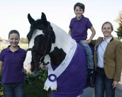 Über die Auszeichnung von BALU als bestes Schulpferd des Jahres 2011 beim neuen FN-Wettbewerb freuen sich Janne, Jerik und Britta Lehmann (v.l.). Foto: Mense Über die Auszeichnung von BALU als bestes Schulpferd des Jahres 2011 beim neuen FN-Wettbewerb freuen sich Janne, Jerik und Britta Lehmann (v.l.). Foto: Mense