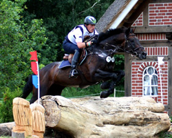 Nach dem Gelände mit Leprince des Bois noch auf Rang 1, warfen ihn zwei Abwürfe im Springparcours auf den 2. Platz zurück. Foto: Lohrmann Nach dem Gelände mit Leprince des Bois noch auf Rang 1, warfen ihn zwei Abwürfe im Springparcours auf den 2. Platz zurück. Foto: Lohrmann