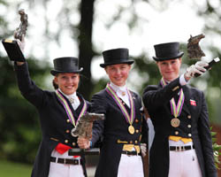 Die Medaillengewinnerinnen in der Kür bei den Europameisterschaften der Jungen Reiter in Broholm (Dänemark). Foto: Ridehesten Die Medaillengewinnerinnen in der Kür bei den Europameisterschaften der Jungen Reiter in Broholm (Dänemark). Foto: Ridehesten