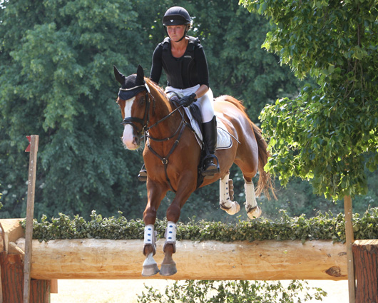 Die 29-jährige Lia Mazur aus Luhmülen (hier mit Duke of Holstein) die 2017 die L-Vielseitigkeit gewann, kommt zum Stil-Geländeritt wieder nach Valluhn. Foto: Jutta Wego