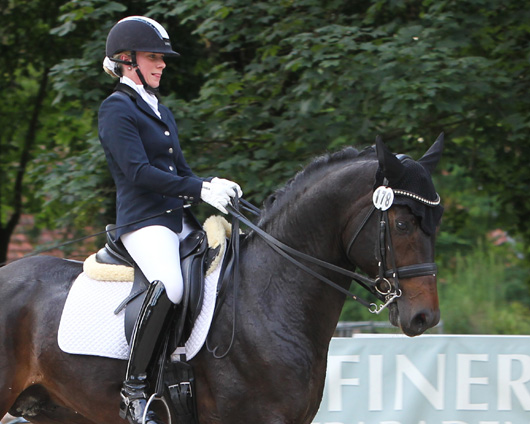 Die 32-jährige Natalie Soujon aus Neustrelitz, die in Groß Nemerow trainiert, kam in Tremsdorf zu drei S-Platzierungen, zwei mit TI Feel the Beat (Foto). Foto: Jutta Wego