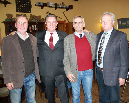 Horst Köhler (Mitte) mit den Redefinern Michael Thieme (l.) und Rolf Günther (r.), sowie seinem ehemaligen Mannschaftskollegen Gerd Brockmüller (ganz rechts). Foto: H.-J. Begall
