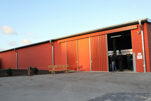 Die neue Reithalle, ein Stahlträgerbau, präsentierte sich am 4. Dezember farbenfroh und besonders zweckmäßig. Foto: Jutta Wego
