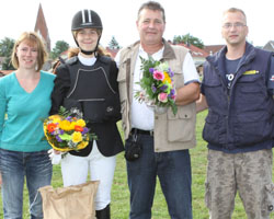Astrid Stolt (l.), Ehemann Stefan (r.) und Hartmut Bliesener ehren ihr Vereinsmitglied Claudia Lott. Foto: Wego und 