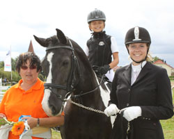 Kira Elisabeth Toman freut sich mit ihrer Mutter und Brigitte Clement (l.) über den Sieg im Führzügel-WB. Foto: Wego