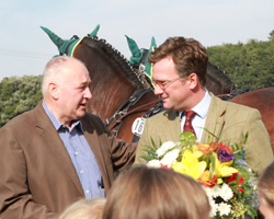 Alle freuten sich, dass der langjährige Turnierleiter Lothar Volkwein trotz schwerer Krankheit dabei war und sich hier bei Herrn Booth bedankt, der wieder seine Flächen zur Verfügung stellte. Foto: Wego